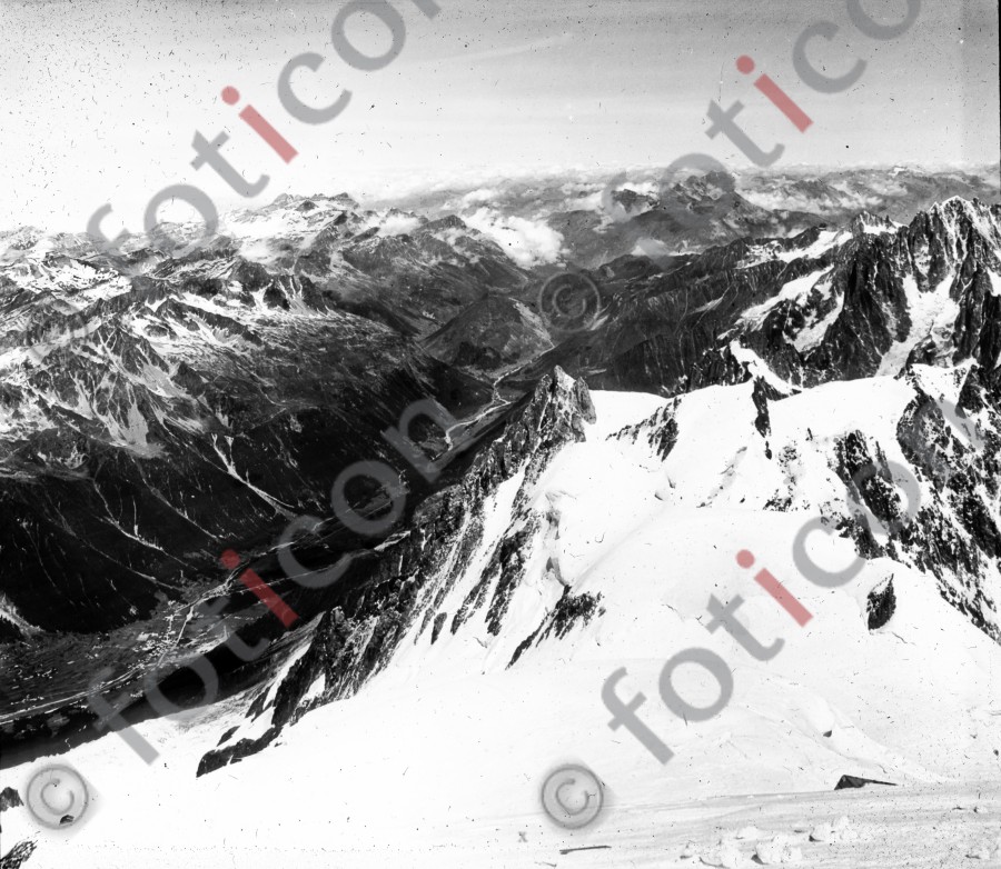 Blick vom Mont Blanc in das Chamonix-Tal und nach Norden ; View from Mont Blanc in the Chamonix valley and to the north (simon-73-057-sw.jpg)